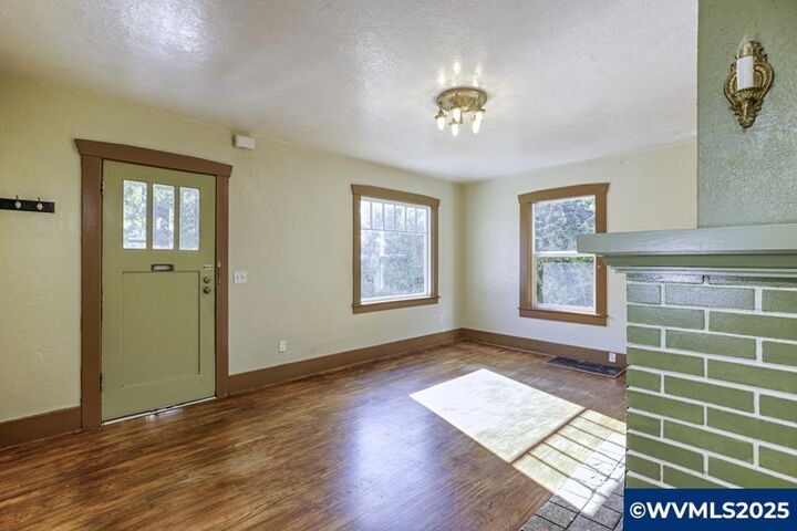 Property Photo: 1235 15th St SE OR 97302