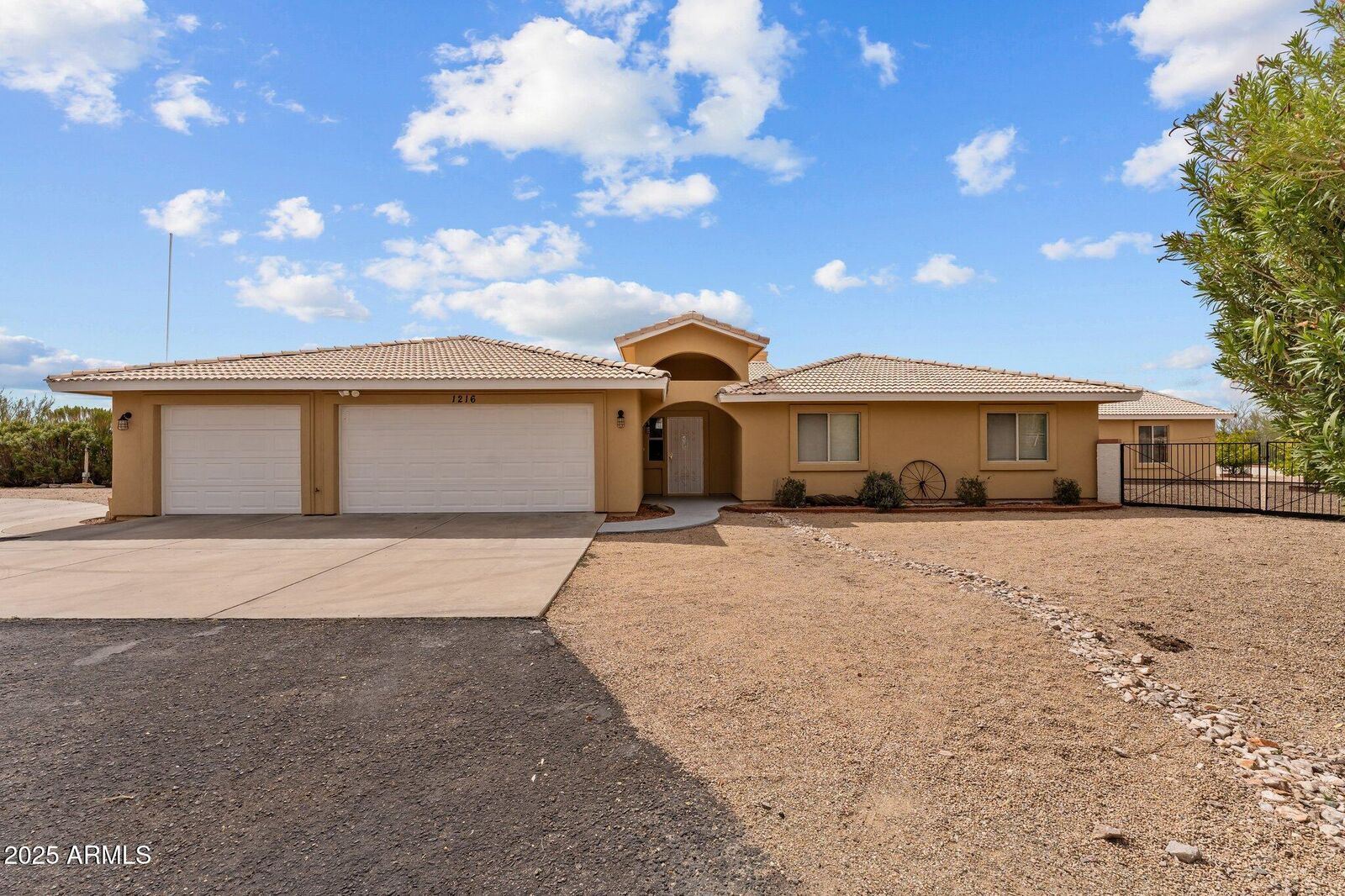 Property Photo:  1216 Easy Street  AZ 85390 