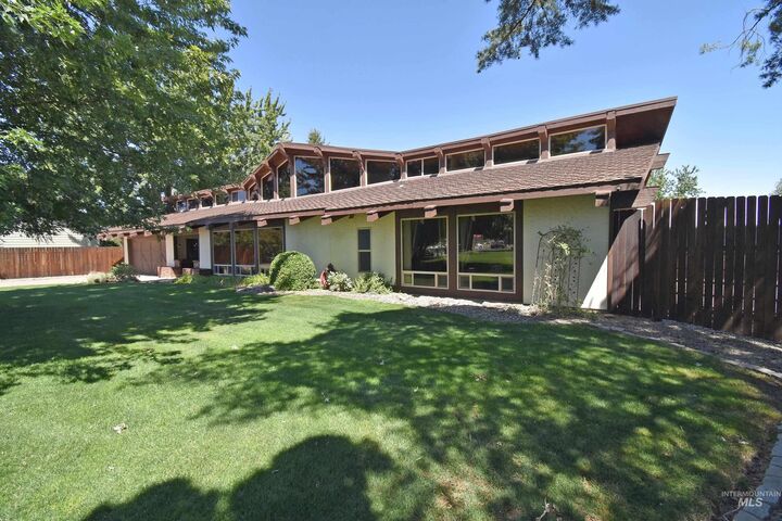 Property Photo: 2424 Sunset View Ct House And 2 Lots WA 99403