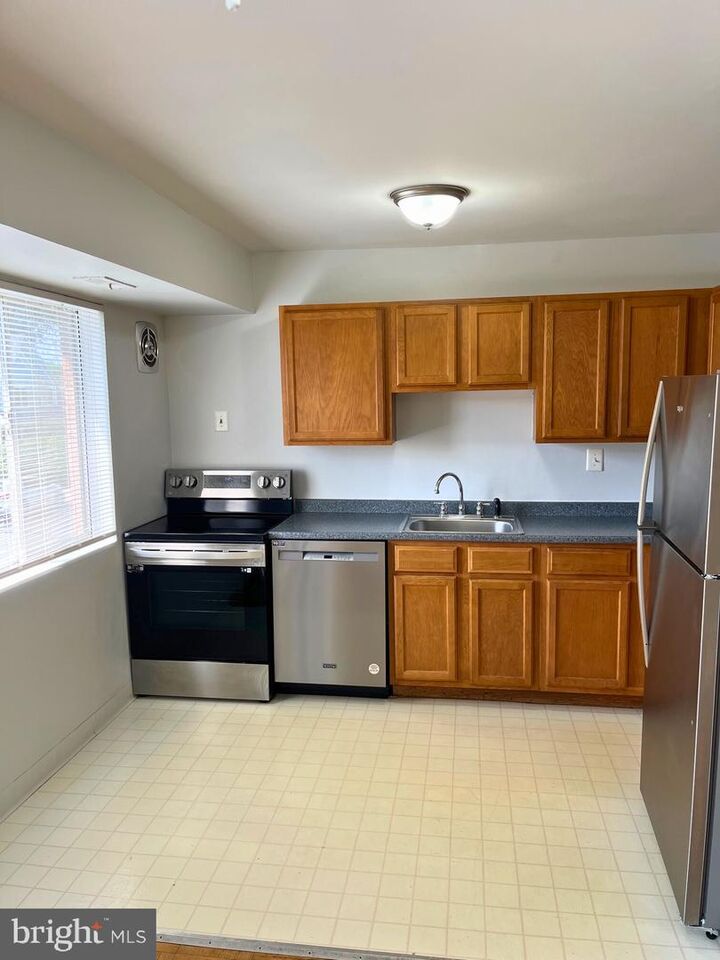 Property Photo: 204 E Mason Avenue 201 VA 22301