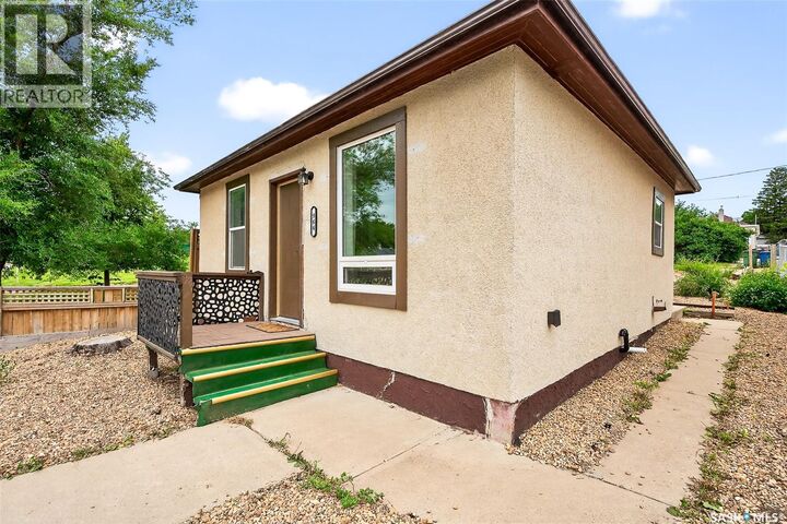Photo de la propriété:  964 Athabasca Street W  SK S6H 2E4 