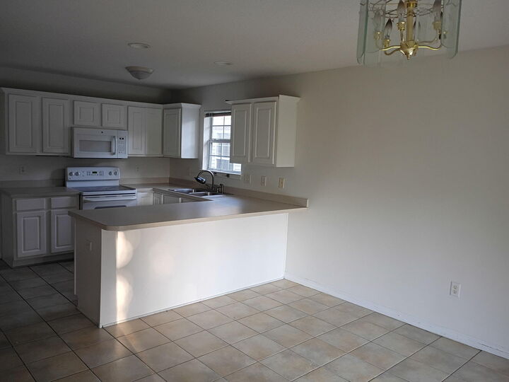 Property Photo: 8 Howard Street FL 32578
