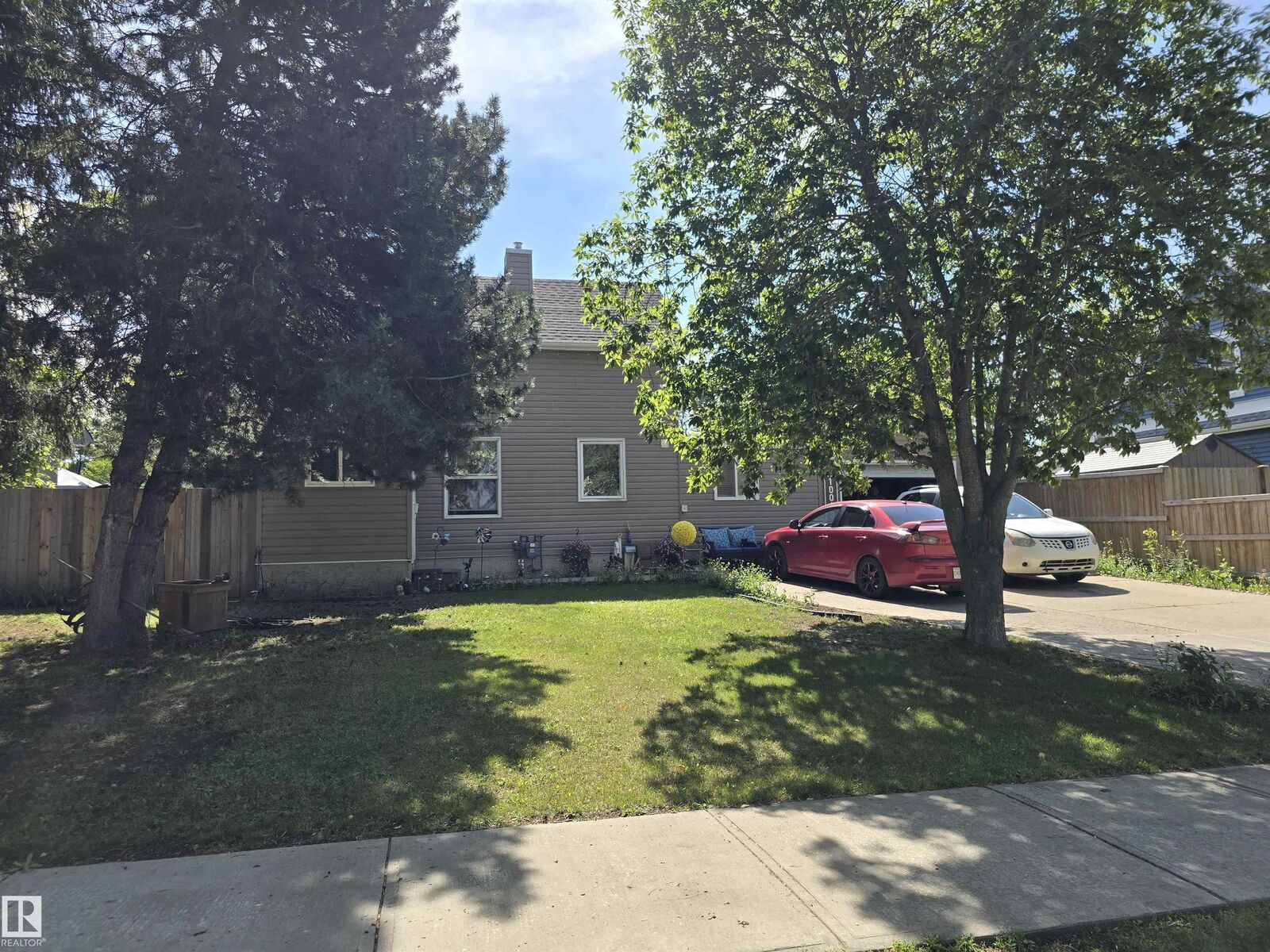 Property Photo: 10013 97 Avenue AB T8L 1R3