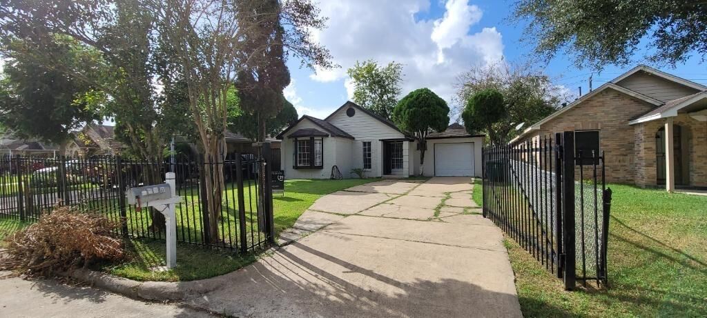 Property Photo: 5718 Anderson Oaks Street TX 77053