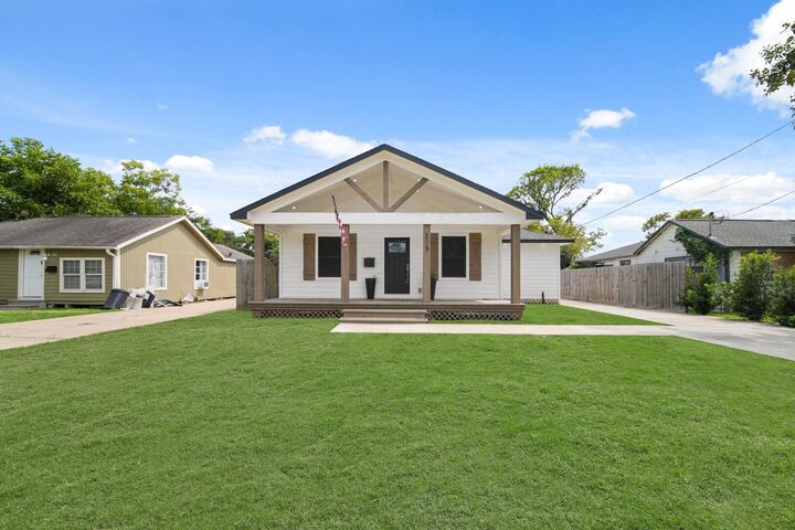 Property Photo: 215 E Bernard Street TX 77531