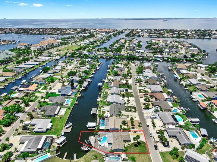Property Photo: 1004 Sago Palm Way FL 33572