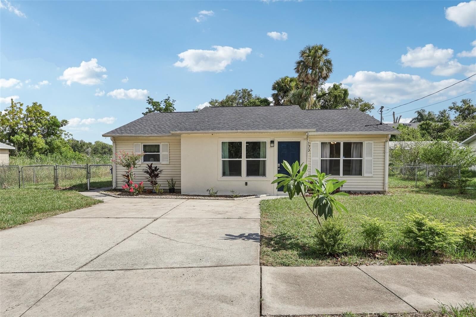 Property Photo:  500 E Caroline Street  FL 32778 