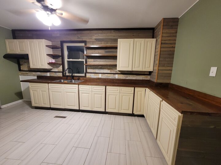 Property Photo:  915 W Superior Street  IL 61350 