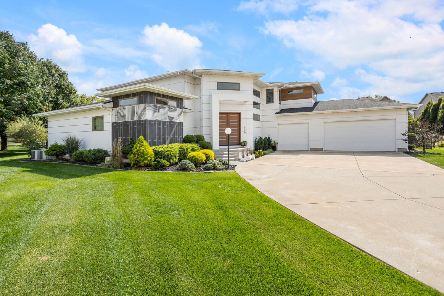 Property Photo: 4700 Chestnut Grove Drive IL 61822