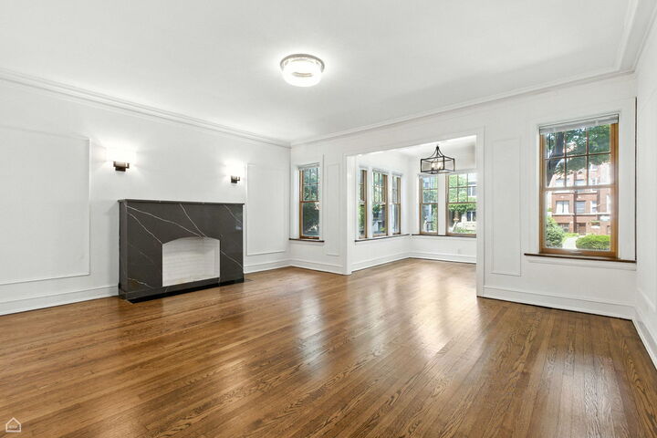 Property Photo:  1233 W Winnemac Avenue 1W  IL 60640 