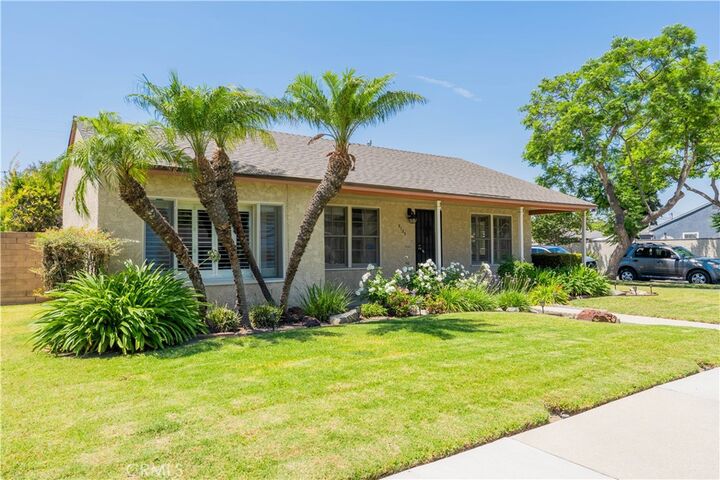 Property Photo: 2125 Lomina Avenue CA 90815