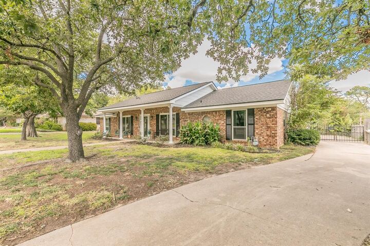 Property Photo: 1416 Wade Drive TX 76022