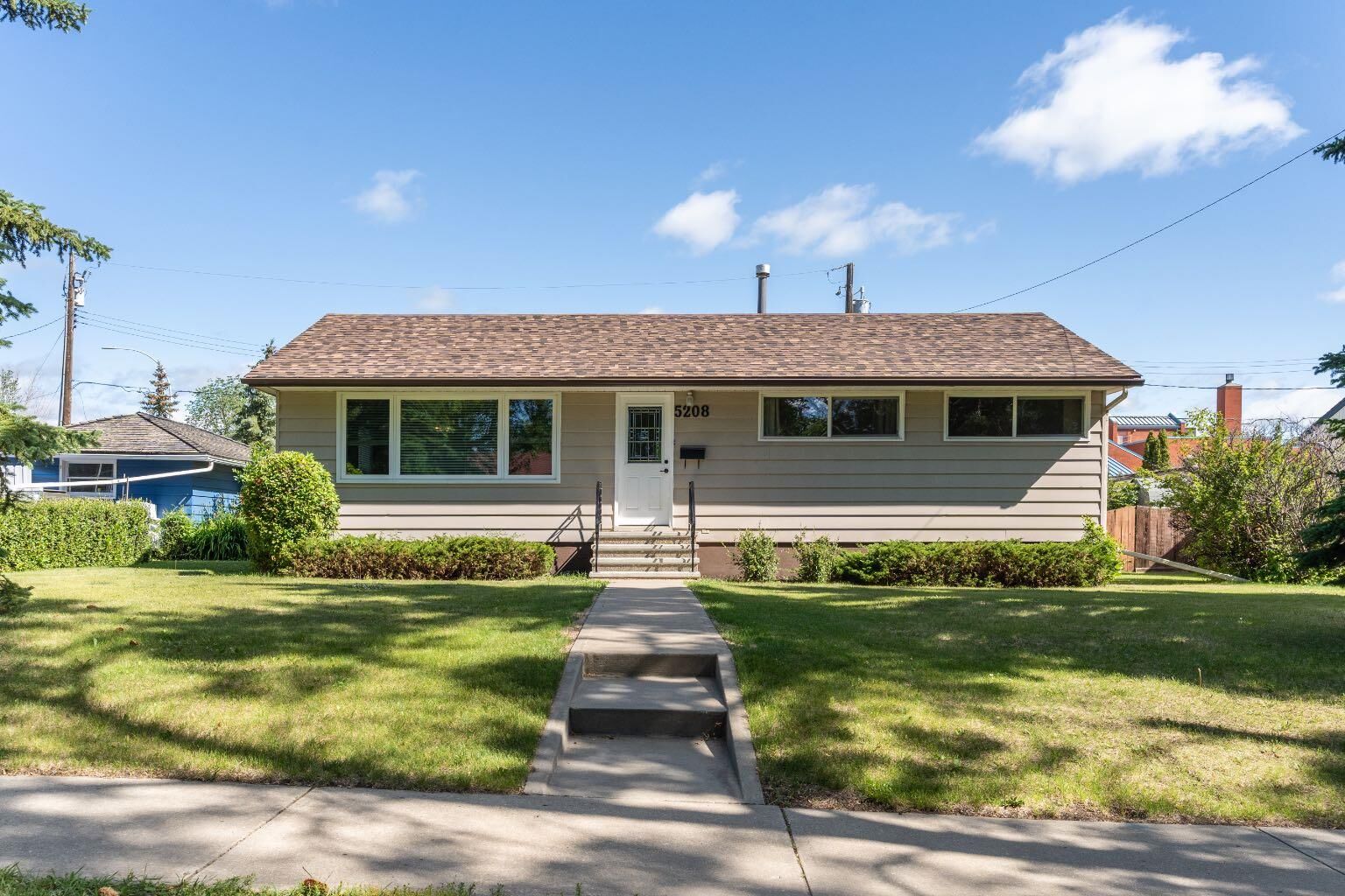 Property Photo: 5208 45A Avenue AB T4V 0C7