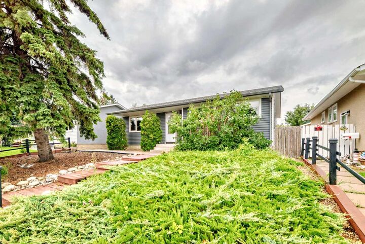Property Photo:  724 Pinecliff Road NE  AB T1Y 3X1 