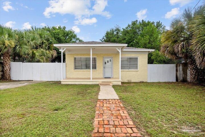 Property Photo: 805 W De Soto St FL 32501