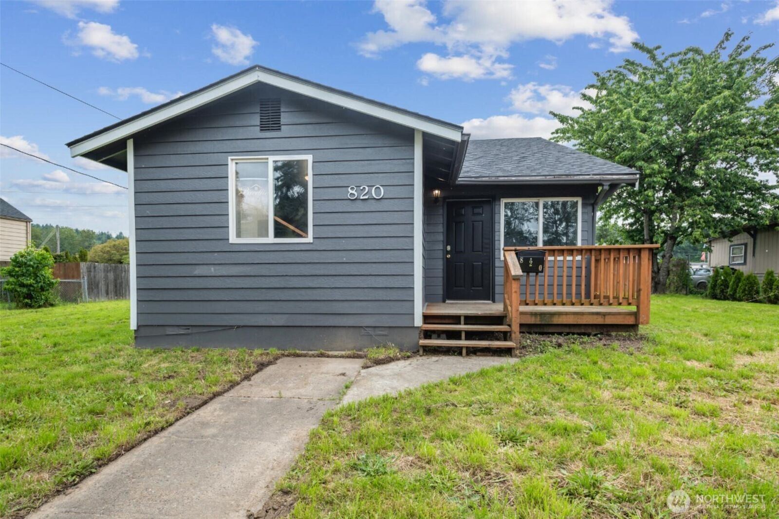 Property Photo: 820 N 1st Avenue WA 98626