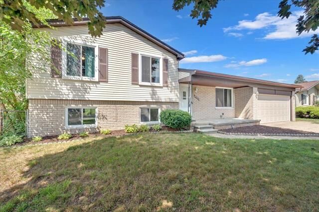 Property Photo: 29205 E Nottingham Circle MI 48092