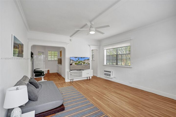 Property Photo: 717 Espanola Way 204 FL 33139