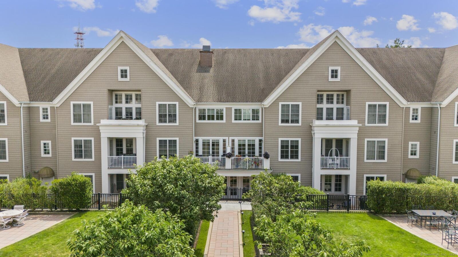 Property Photo:  77 Havemeyer Lane 313  CT 06902 