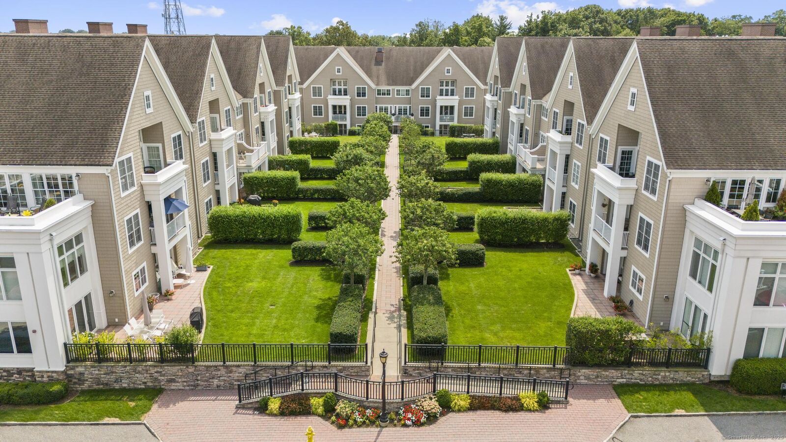 Property Photo: 77 Havemeyer Lane 313 CT 06902