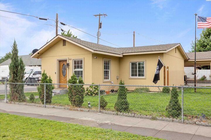 Property Photo:  910 N 5th Ave  WA 99301 