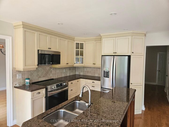 Photo de la propriété: 31 Craigleith Crescent ON L4E 2S3
