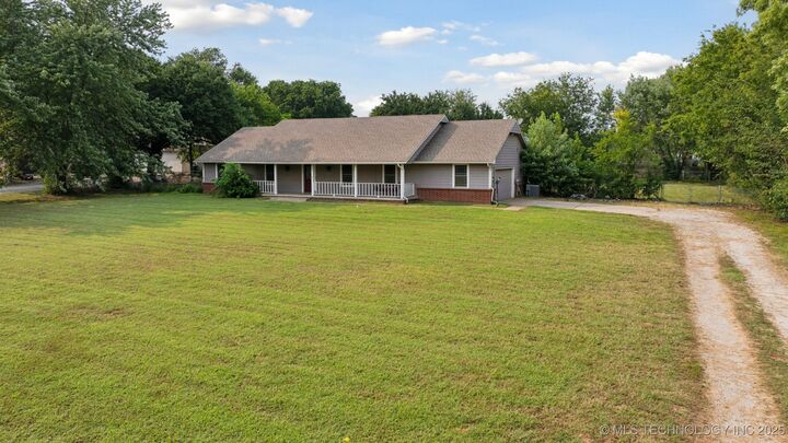 Property Photo:  11901 Laurel Lane  OK 74017 