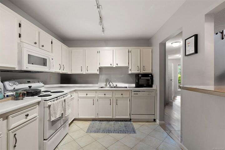 Property Photo:  961 Shearwater St  BC V9A 4V3 