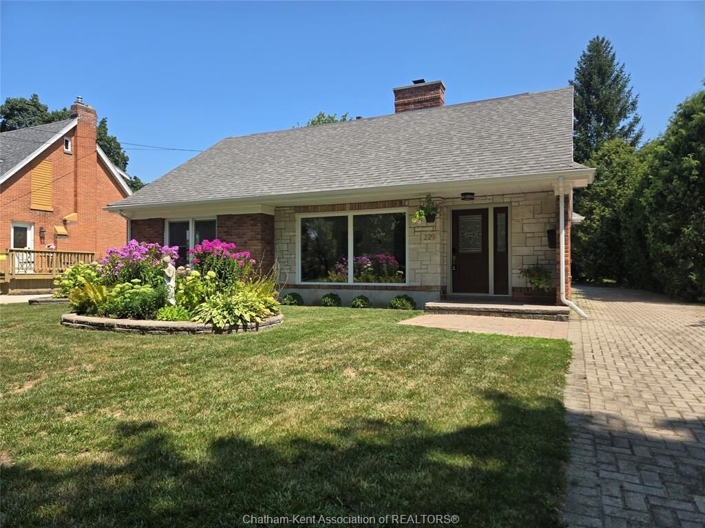 Property Photo: 229 Elizabeth Street ON N7L 2Y6