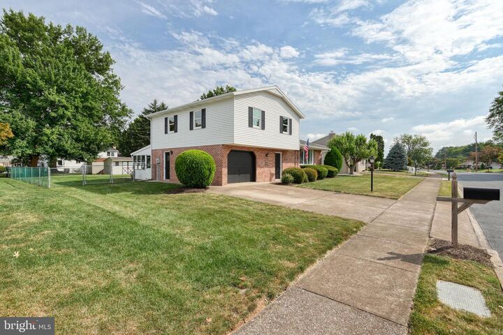 Property Photo:  909 E Coover Street  PA 17055 