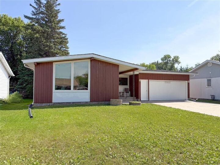 3 Spruce Crescent  Steinbach MB R5G 0G5 photo