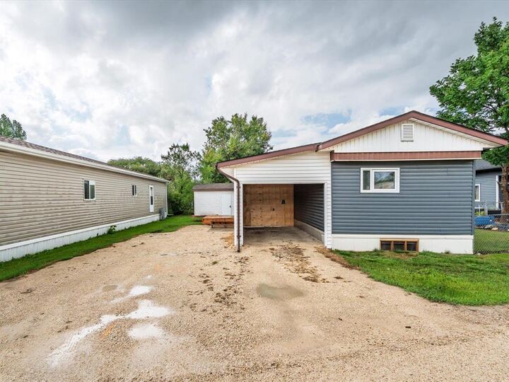 Property Photo:  38 Cedar Crescent  MB R1C 0G5 