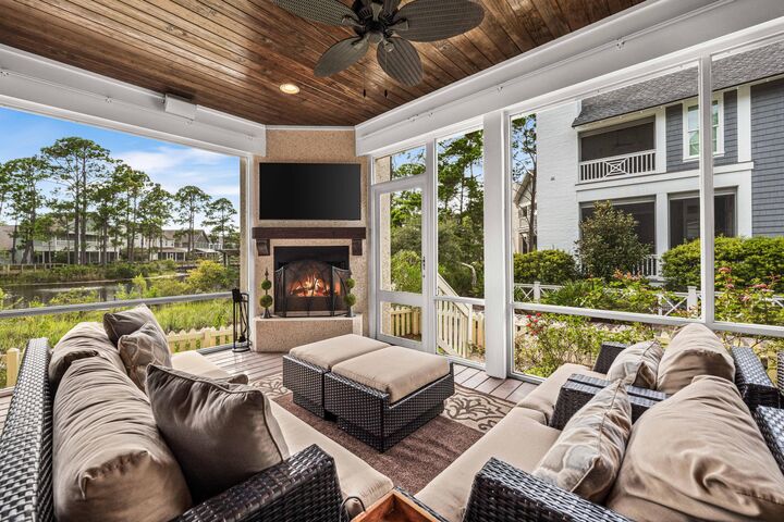 Property Photo:  212 Tumblehome Way  FL 32459 