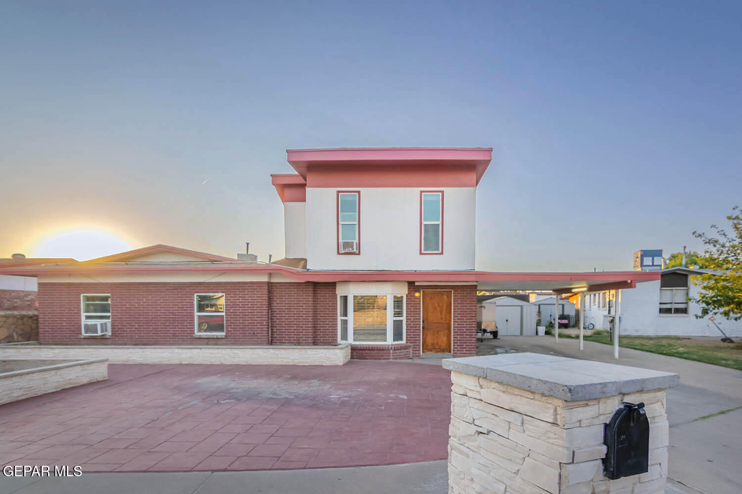 Property Photo: 505 Araquia Way TX 79907