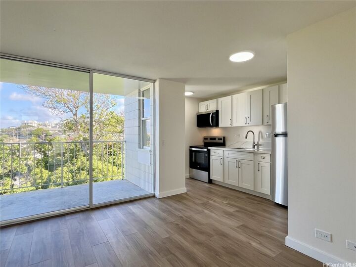 Property Photo:  647 Kunawai Lane C613  HI 96817 