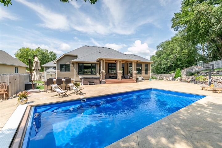 Property Photo:  1045 SE Pinecrest Circle  IA 50263 