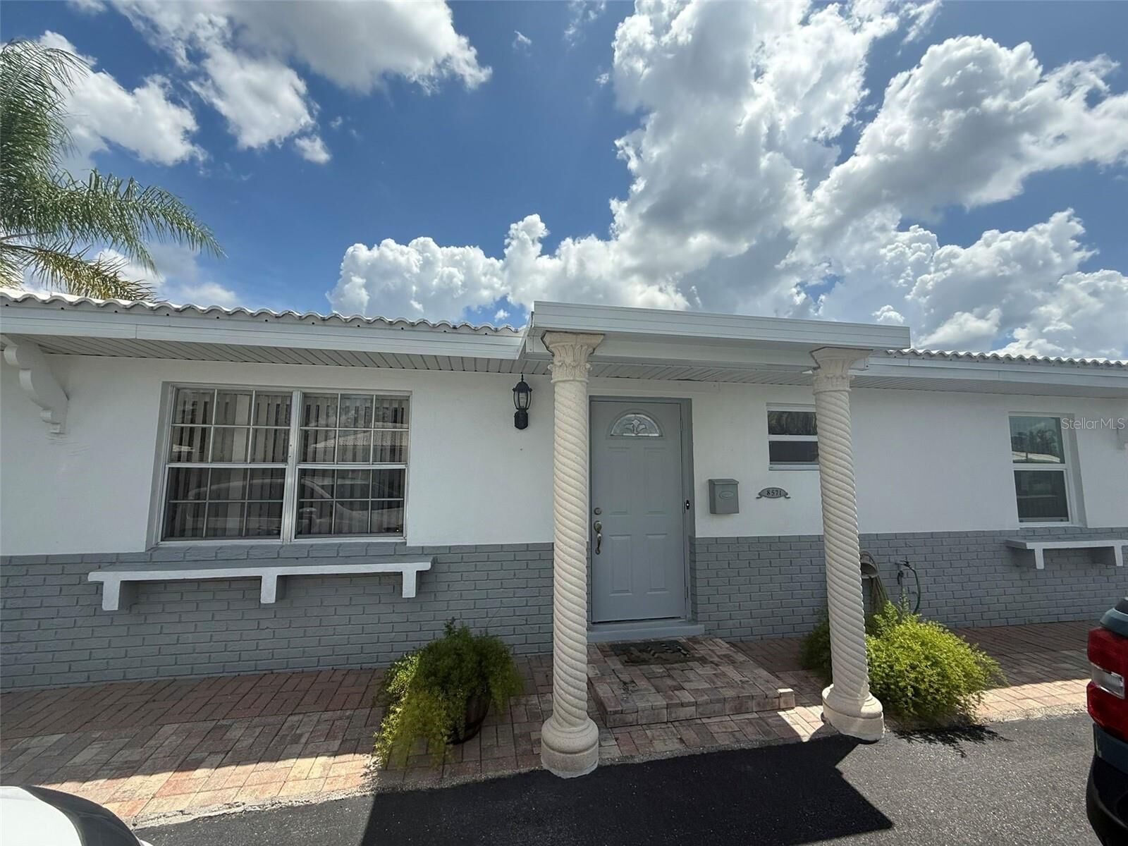 Property Photo: 8571 Pickwick Road FL 34287