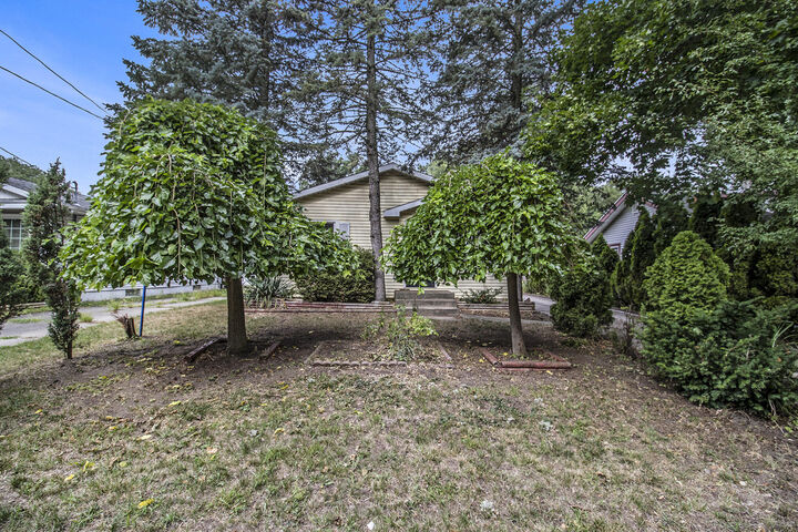 Property Photo:  4111 Woodstock Avenue SE  MI 49548 