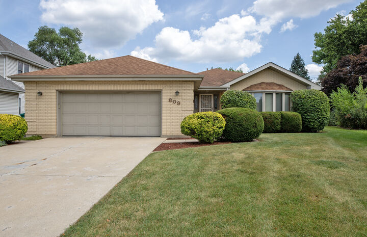 Property Photo:  809 Tide Court  IL 60090 