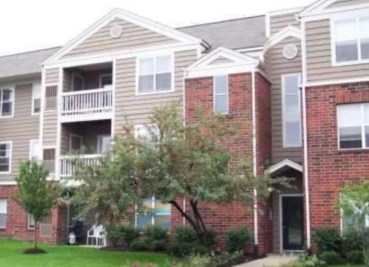 Property Photo:  125 Glengarry Drive 8-301  IL 60108 