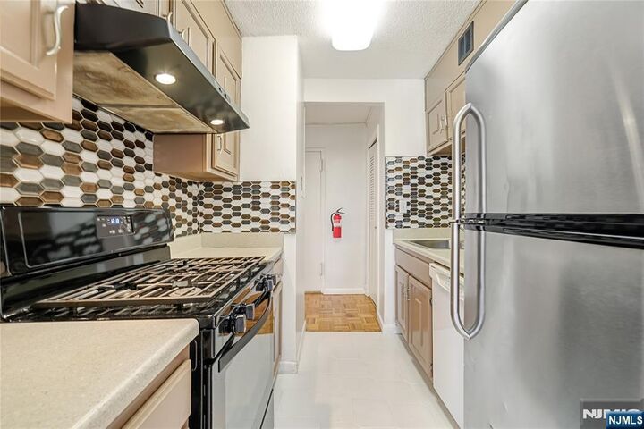 Property Photo:  150 Overlook Avenue 6H  NJ 07601 