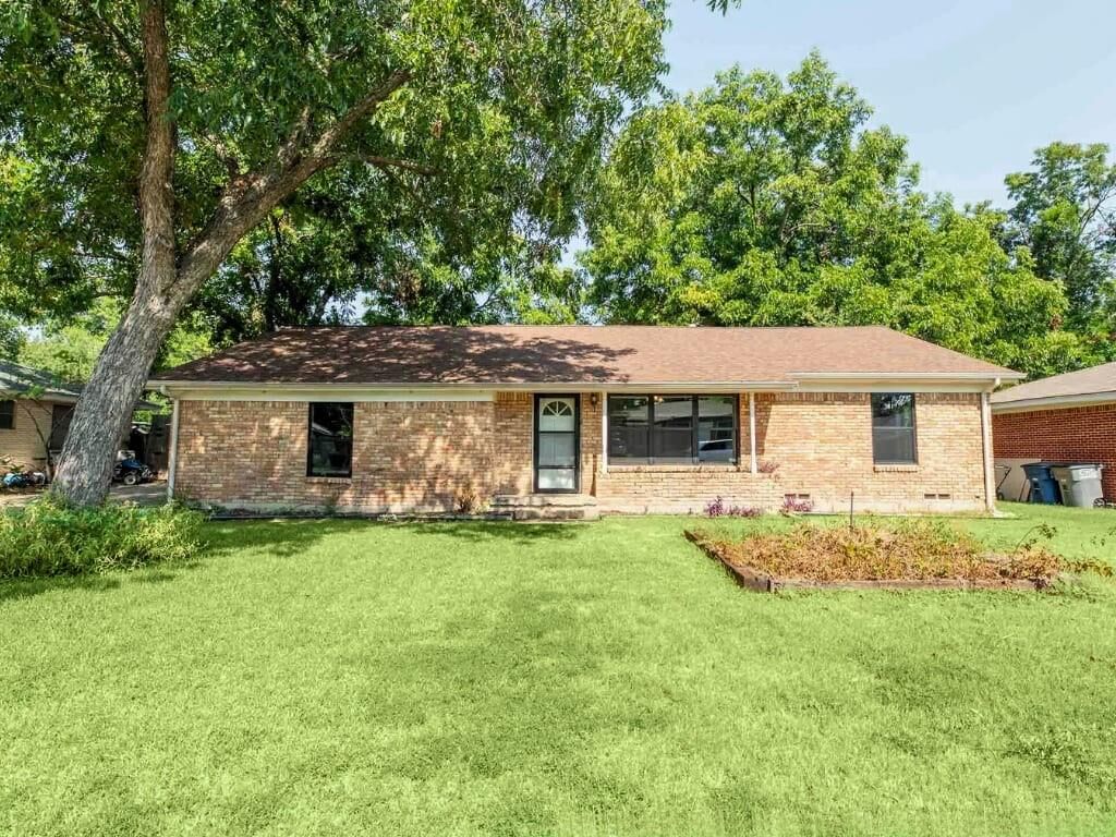 Property Photo: 305 S 1st Street TX 75098