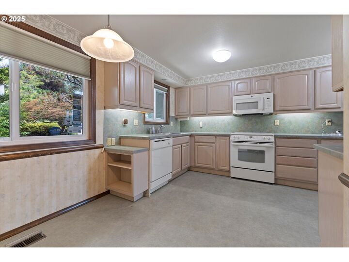 Property Photo:  10340 SW 41st Ave  OR 97219 