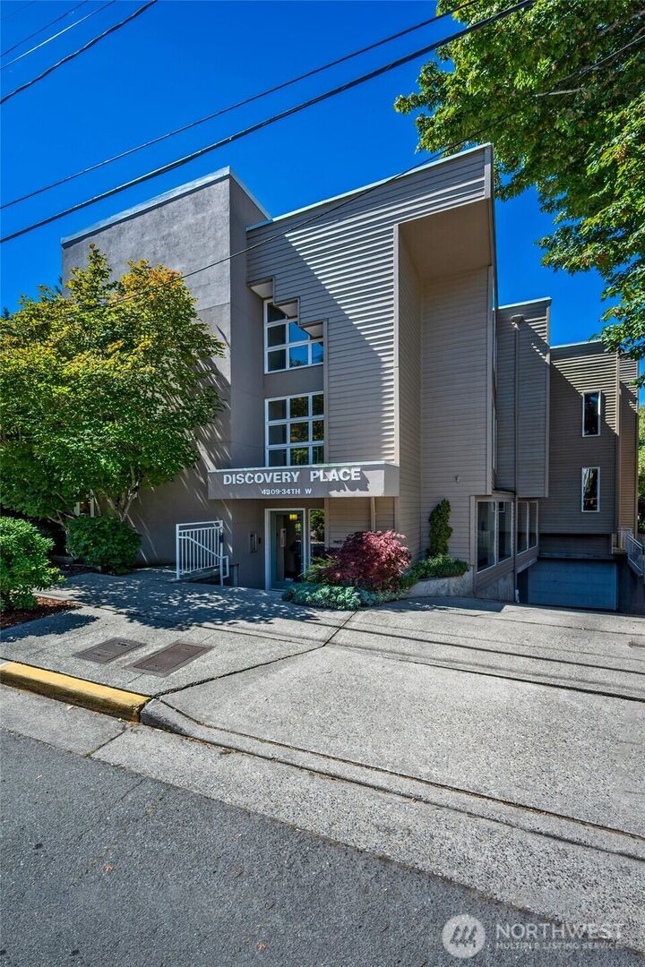 Property Photo:  4309  34th Avenue W 101  WA 98199 