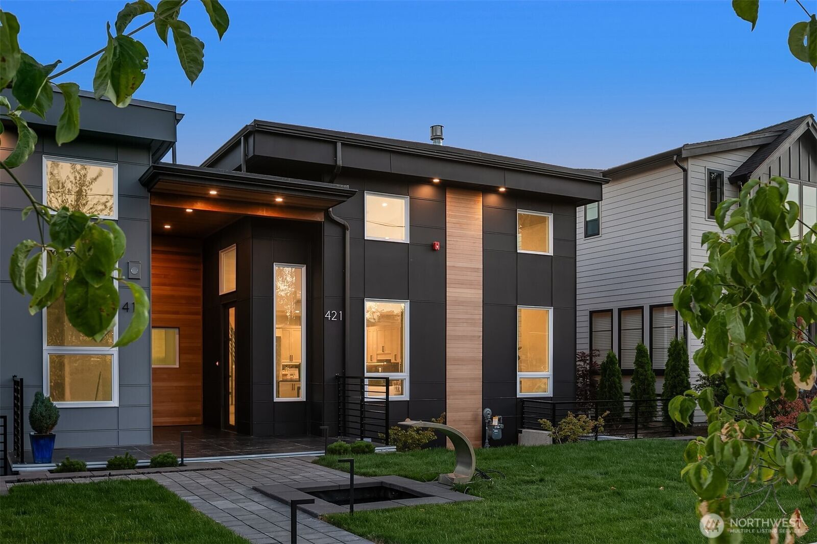Property Photo:  421  14th Avenue W  WA 98033 
