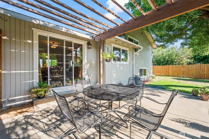 Property Photo:  938  College Street  WA 98801 