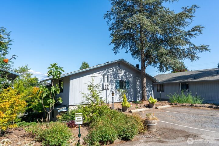 Property Photo:  19230  15th Avenue NE B3  WA 98155 