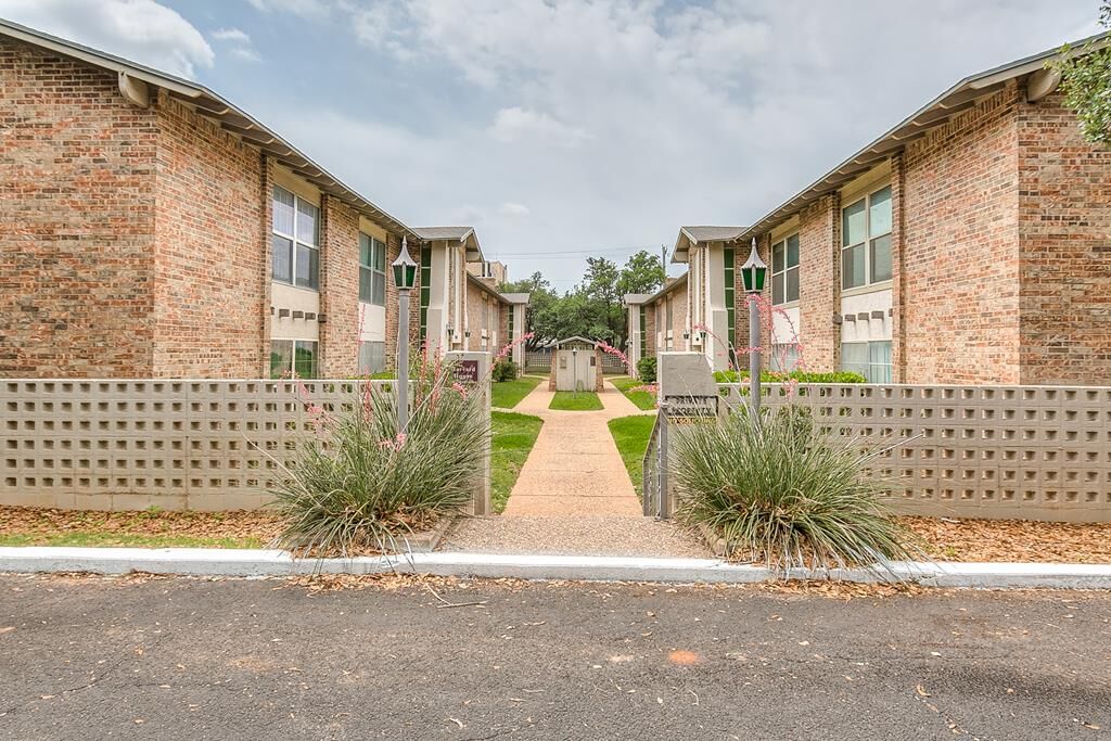 Property Photo: 2472 - D University Ave TX 76904
