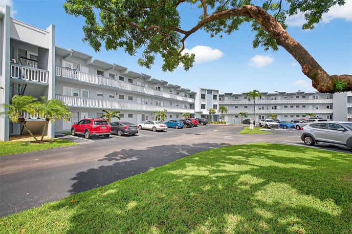 Property Photo: 2200 Park Ln 205 FL 33021
