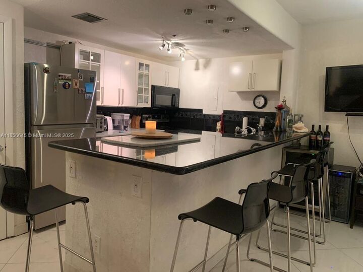 Property Photo: 802 Euclid Ave 305 FL 33139